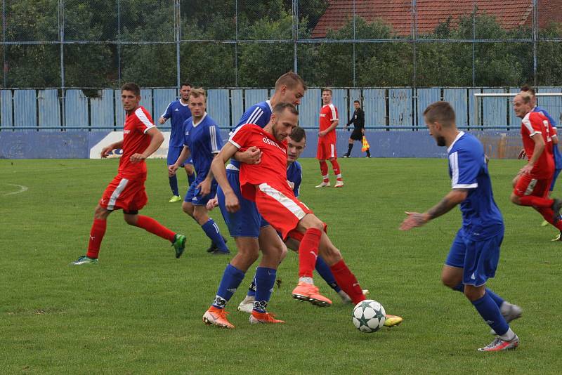 Fotbalisté Kunovic (v modrých dresech)  v 5. kole I. A třídy skupiny odlehli favorizovaným Osvětimanům 2:4.