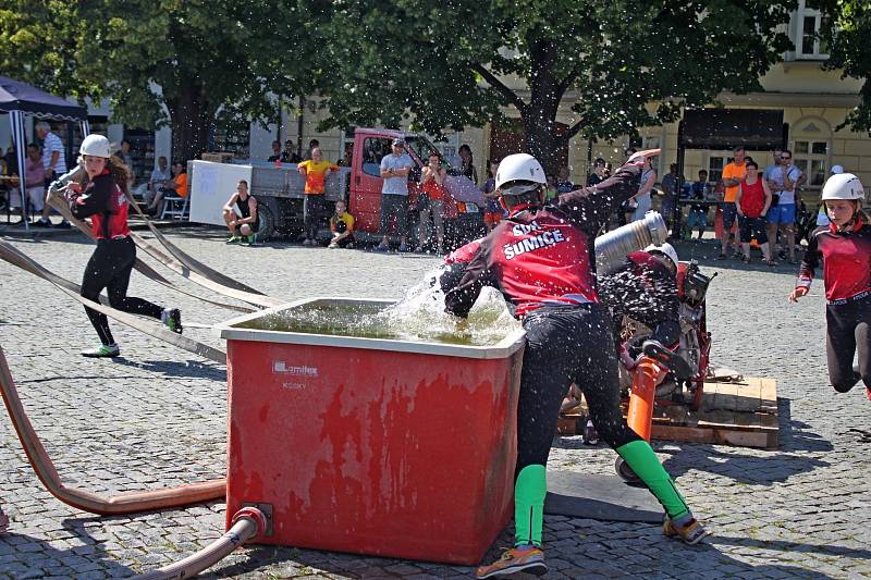 Mladí hasiči nebojovali při soutěži O pohár starosty OSH Uherské Hradiště lstí a zradou, ale fair play.