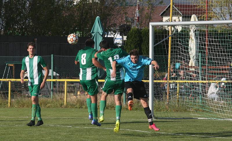 Fotbalisté Ostrožské Nové Vsi (zelenobílé dresy) ve 12. kole I. B třídy skupiny C zdolal Polešovice 2:1.