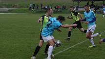 Fotbalisté Polešovic (světle modré dresy) v 10. kole krajské I. B třídy skupiny C zdolali doma na hody Lhotu 3:1.