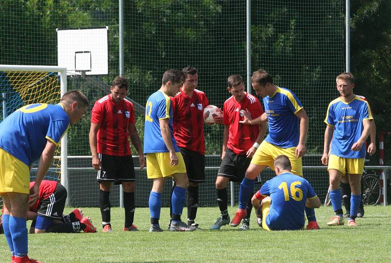 Fotbalisté Prakšic (modré dresy) vstoupili do nové sezony domácí výhrou nad Babicemi 1:0.