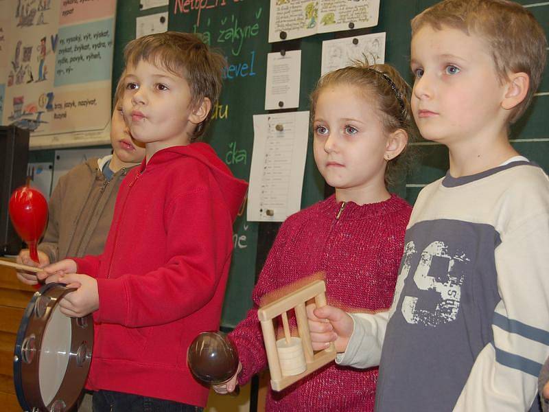 Děti si kromě zpěvu vyzkoušely i hru na hudební nástroje.