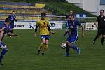 Fotbalisté Starého Města (žluté dresy) prohrály v semifinále Poháru Zlínského KFS s Morkovicemi 3:5.