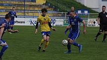 Fotbalisté Starého Města (žluté dresy) prohrály v semifinále Poháru Zlínského KFS s Morkovicemi 3:5.