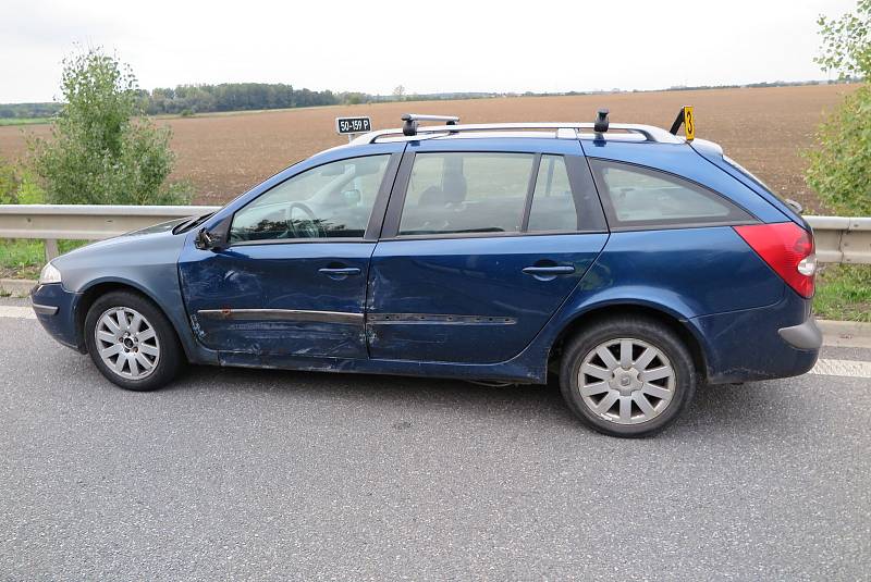 Bočnímu střetu s nákladním automobilem a kamionem se nevyhnul jednašedesátiletý muž, který vjel do protisměru na silnici I/50.