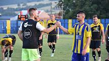 Fotbalisté Strání (černožluté dresy) v sobotním přípravném zápase zdolali Ratíškovice 2:1.