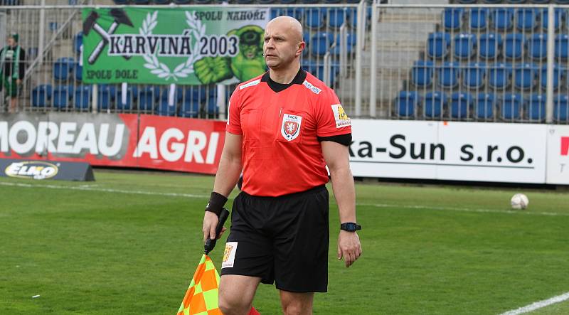 Fotbalisté Slovácka (bílé dresy) ve 28. kole FORTUNA:LIGY zdolali poslední Karvinou 3:1.