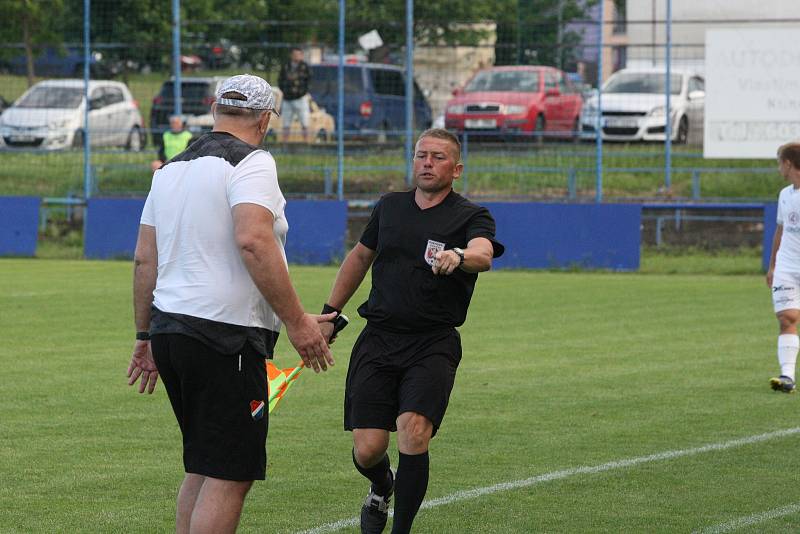 Fotbalisté Slovácka B (bílé dresy) v páteční předehrávce 32. kola MSFL remizovali na hřišti v Kunovicích s juniorkou Ostravy 2:2.