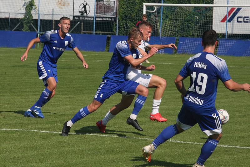 Fotbalisté Slovácka B (bílé dresy) v 6. kole MSFL podlehli Uničovu 1:2.