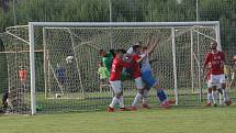 Fotbalisté Uherského Brodu (červené dresy) porazili v 1. kole MOL Cupu Viktorii Otrokovice 2:1 po prodloužení.