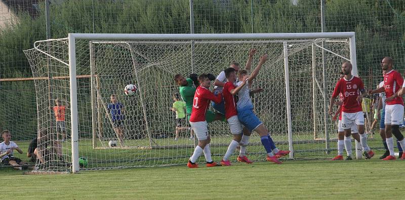 Fotbalisté Uherského Brodu (červené dresy) porazili v 1. kole MOL Cupu Viktorii Otrokovice 2:1 po prodloužení.