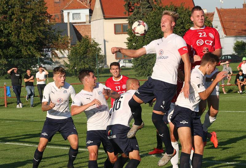 Derby fotbalistů Uherského Brodu (červené dresy) s béčkem Slovácka