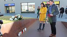 Desítky příchozích v Uherském Brodě věnovaly v pondělí 24. února po poledni tichou pietní vzpomínku na osm zastřelených lidí před pěti lety v tamní restauraci Družba, kdy tam sedm mužů a jedna žena zemřeli rukou šíleného vraha Zdeňka Kováře.