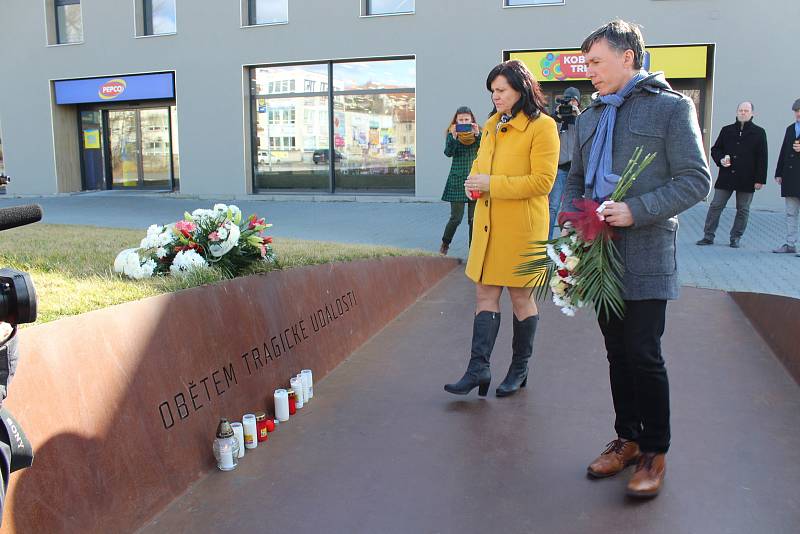 Desítky příchozích v Uherském Brodě věnovaly v pondělí 24. února po poledni tichou pietní vzpomínku na osm zastřelených lidí před pěti lety v tamní restauraci Družba, kdy tam sedm mužů a jedna žena zemřeli rukou šíleného vraha Zdeňka Kováře.