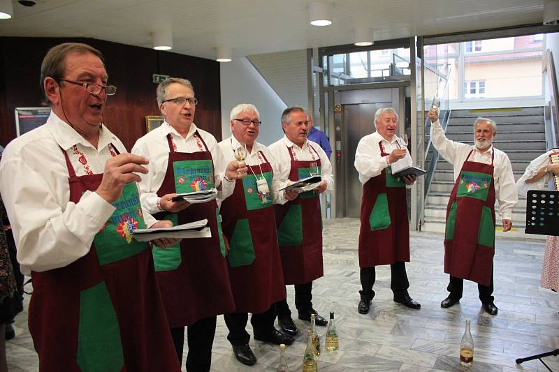 Odborný pořad Vesnický folklor?! o záludnostech lidové kultury v obcích na Slovácku.