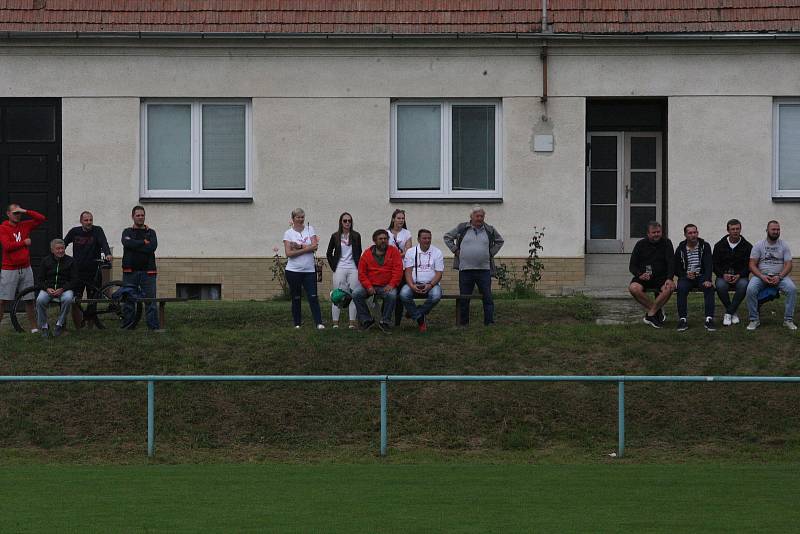 Fotbalisté Zlechova (červenočerné dresy) v 6. kole I. B třídy skupiny C zdolali Ostrožskou Novou Ves 1:0.