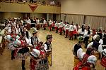 KRÁSA KROJŮ. Nejen při české besedě vynikly při krojovém plese v Babicích pestrobarevné oděvy tanečnic a tanečníků.