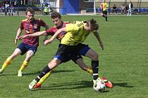 Fotbalisté Kunovic (žluté dresy) v 19. kole krajské I. A třídy sk. B přetlačili Dolní Němčí 1:0.