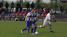 Fotbalisté Kunovic (bílé dresy) ve 21. kola krajské I. A třídy skupiny B podlehli Nedachlebicím 3:5.