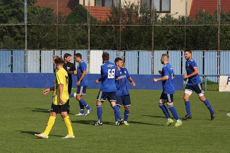 Fotbalisté Kunovic (žluté dresy) v 5. kole krajské I. A třídy skupiny B podlehli favorizovaným Zborovicím 1:2.