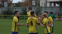 Fotbalisté Starého Města (žluté dresy) v 11. kole I. B třídy skupiny C deklasovali domácí Ostrožskou Novou Ves 8:1.