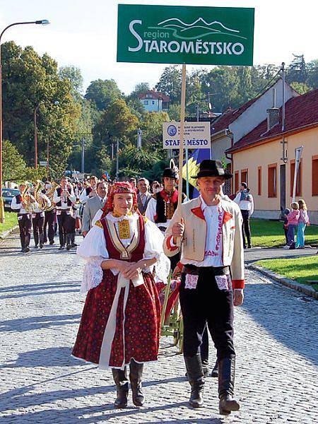 Slavností se zúčastnilo  téměř devadesát souborů.