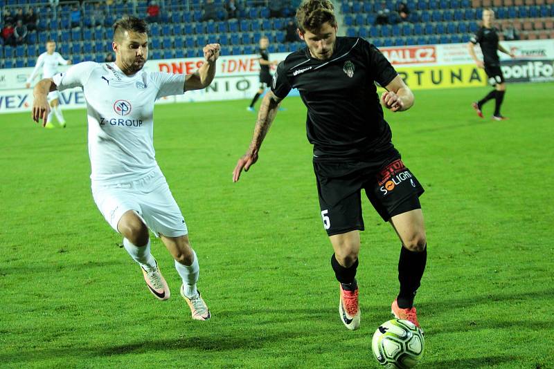 Fotbalisté Slovácka (v bílých dresech) ve 4. kola MOL Cupu přivítali druholigovou Viktorii Žižkov.