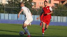 Fotbalisté Slovácka B (bílé dresy) ve středečním vloženém zápase 17. kola MSFL zdolali Viktorii Otrokovice 4:0.