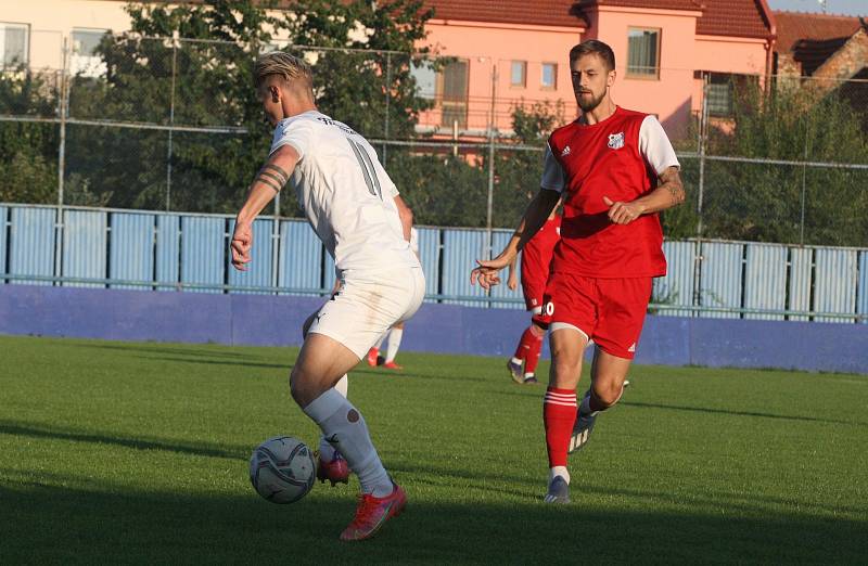 Fotbalisté Slovácka B (bílé dresy) ve středečním vloženém zápase 17. kola MSFL zdolali Viktorii Otrokovice 4:0.