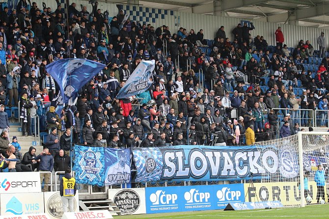 Fotbalisté Slovácka (bílé dresy) ve 24. kole FORTUNA:LIGY vyzvali doma Jablonec.