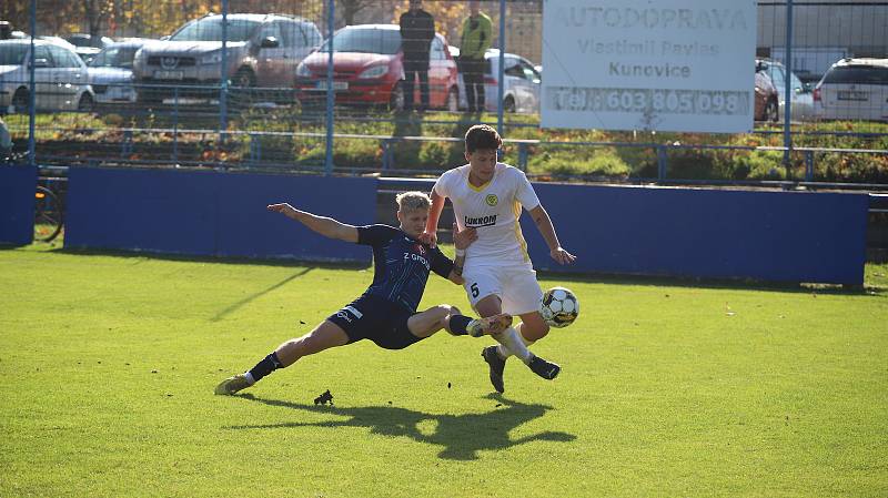 Fotbalisté Slovácka B (modré dresy) ve 14. kole MSFL vyzvali na kunovické Bělince rivala ze Zlína.