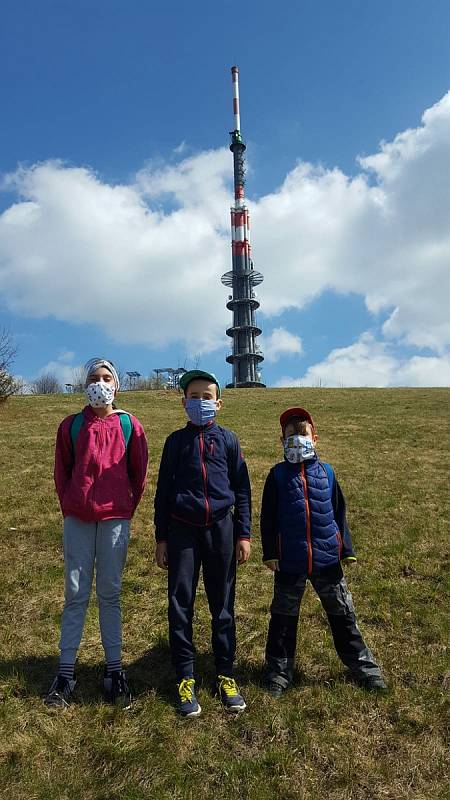 Děti posílaly v době dálkové výuky do školy fotopozdravy.