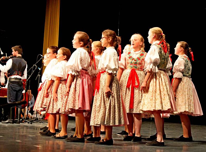 Třináct dětských folklorních souborů roztleskalo čtyři stovky diváků.