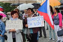 Ani série dešťových přeháněk nepřerušila v úterý 28. května na Masarykově náměstí v Uherském Hradišti protestní akci za nezávislost justice s názvem Máme toho dost. Chceme demisi! Zhruba čtyřicetiminutového setkání, které organizovaly občanské iniciativy 