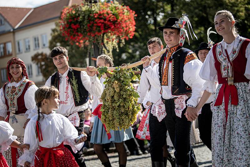 Na tři tisíce krojovaných účastníků z devíti regionů, Polska a Maďarska prošlo centrem Uherského Hradiště při Slováckých slavnostech vína a otevřených památek, 10. září 2022.