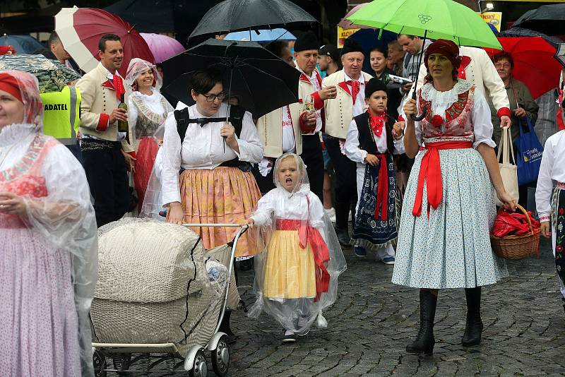 Tradičnímu defilé na Masarykově náměstí nepřálo počasí.