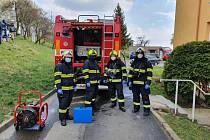 Desinfekcí zhruba desítky bytových domů v Uherském Brodě, zahájili v úterý profesionální hasiči ze Zlína, Uherského Hradiště i Brodu sérii protiepidemiologických opatření.