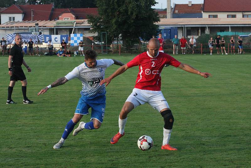 Fotbalisté Uherského Brodu (červené dresy) porazili v 1. kole MOL Cupu Viktorii Otrokovice 2:1 po prodloužení.