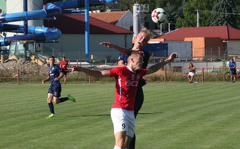 Fotbalisté Uherského Brodu (červené dresy) v prvním kole MSFL remizovali s béčkem Slovácka 3:3.