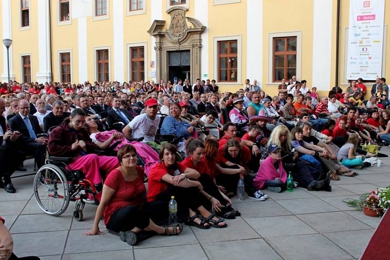 „Interaktivní charitativní sbírka finančních darů, které jste nám dali nebo zaslali při Večeru lidí dobré vůle, dosáhla jednoho milionu 758 tisíc 851 korun,“ oznámila v závěru benefiční hudební produkce její moderátorka Barbora Černošková.