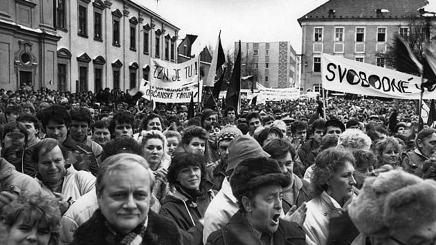 Demonstrace k listopadovým událostem v roce 1989. Ilustrační foto.