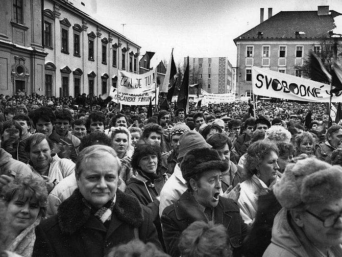 Demonstrace k listopadovým událostem v roce 1989. Ilustrační foto.