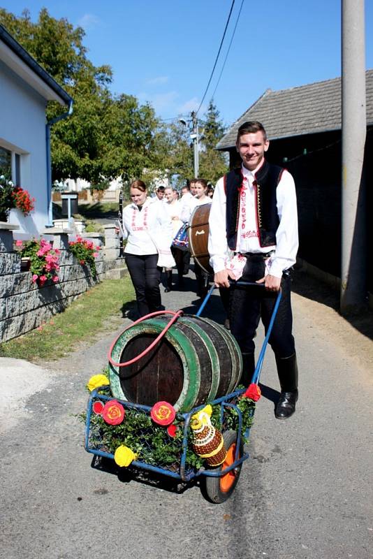 TRAPLICKÉ HODOVÁNÍ. V soukolí kolotoče hodové tradice na Slovácku se o víkendu ocitly i Traplice, které v neděli vyvrcholily obchůzkou s právy po dědině.