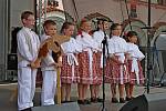 Brodské náměstí zaplnily stánky s rozličným sortimentem. Nechyběli na něm ani lidoví tvůrci, zpěváci, muzikanti a folkloristé				