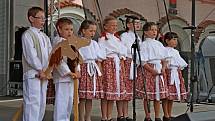 Brodské náměstí zaplnily stánky s rozličným sortimentem. Nechyběli na něm ani lidoví tvůrci, zpěváci, muzikanti a folkloristé				