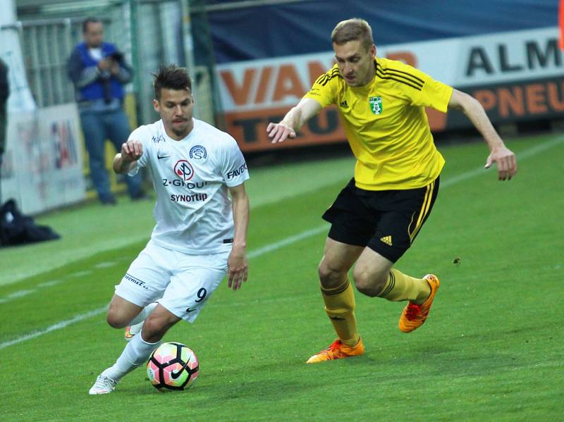 1. FC Slovácko - MFK Karviná (ve žlutém)