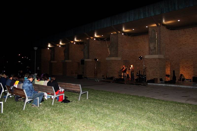 Sedmý ročník hudebního minifestivalu Šroubek se uskutečnil u nové hradby s nikami a osmi světci. Tentokrát s bazilikou v zádech posluchačů.