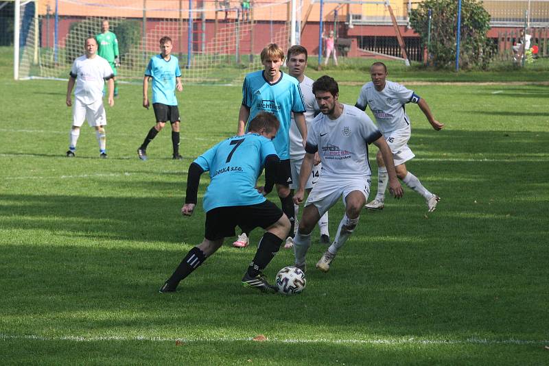 Fotbalisté Ořechova (bílé dresy) v hodovém derby porazili Polešovice 2:0.