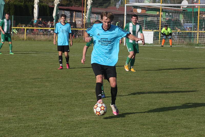 Fotbalisté Ostrožské Nové Vsi (zelenobílé dresy) ve 12. kole I. B třídy skupiny C zdolal Polešovice 2:1.