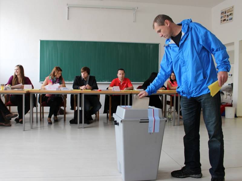 Druhé kolo senátních voleb začalo v pátek 17. října ve 14. hodin také v Uherském Hradišti.